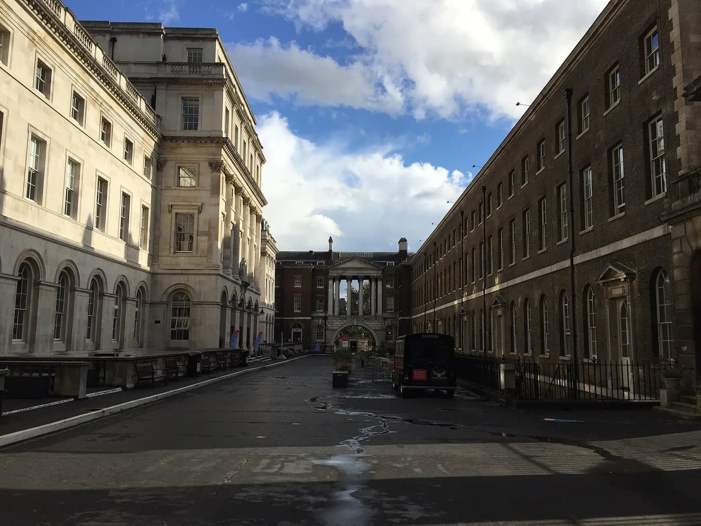 كينغز كوليدج لندن — King's College London, the old quad at Strand Campus.jpg